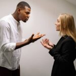 22 señales de atracción: Cómo un hombre te saluda cuando le gustas