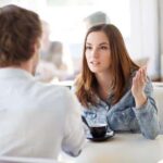La importancia de escuchar en una relación matrimonial: ¿Por qué es mejor callar y prestar atención?