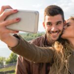 Las parejas felices optan por no compartir su relación en las redes sociales.