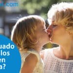 Los niños que reciben besos y abrazos de sus padres experimentan menor ansiedad.