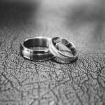 ¿Cuántos anillos de compromiso se deben dar antes de casarse: tradiciones y significados en el compromiso?