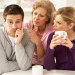 Qué hacer cuando tus suegros se meten en tu vida: Estrategias para manejar la intromisión familiar